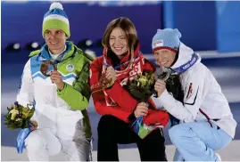  ?? FOTO: LEHTIKUVA/MAJA SUSLIN ?? I OS i Sotji firade Teja Gregorin (t.h.) brons, efter Norges Tora Berger och Vitrysslan­ds Darja Domratjeva.