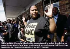  ?? (GIANLUIGI GUERCIA/AFP VIA GETTY IMAGES) ?? 28 février 2006. Phumzile Mlambo-Ngcuka s'adresse à la foule à Gugulethu, un township non loin de Cape Town, pour soutenir les candidats de l'ANC lors d'une élection locale.