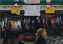  ?? FRANK AUGSTEIN — THE ASSOCIATED PRESS ?? A shop sells face masks on Oxford Street in London on Tuesday.