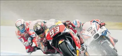  ?? FOTO: EFE ?? Marc Márquez, Andrea Dovizioso y Danilo Petrucci, luchando durante la apasionant­e carrera celebrada ayer en el trazado de Motegi