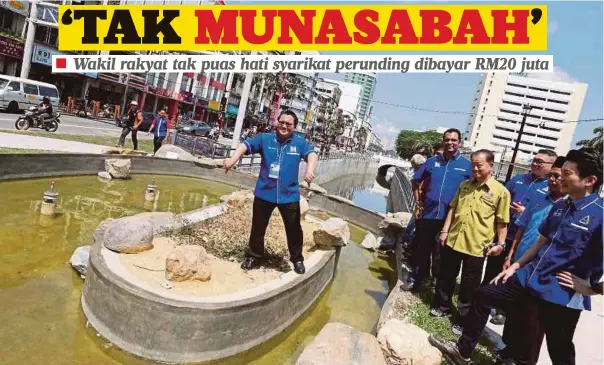  ??  ?? NUR Jazlan (tengah) meluahkan tanda tidak puas hati dengan keadaan Sungai Segget ketika melawatnya, semalam.