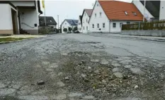  ?? Foto: Bernhard Weizenegge­r ?? Die Straße Hinterer Berg in Scheppach ist in einem desolaten Zustand. Nächstes Jahr soll sie erneuert werden.