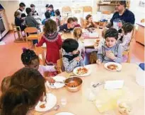  ??  ?? Mittagesse­n in einem Kindergart­en. Um die Kosten hatte es zuletzt heftigen Streit gegeben. Foto: Christian Charisius / dpa