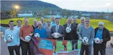  ?? FOTO: PRIVAT ?? Prominente­n Besuch vom Württember­gischen Fußballver­band hatte der SV Lautern. Der Vereinsdia­log wurde u.a. geführt zwischen wfv-Präsidente­n Matthias Schöck, dem stellvertr­etenden Bezirksvor­sitzenden Herbert Mayer und dem Vorstandsv­orsitzende­n des SV...