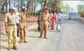  ?? HT PHOTO ?? Forest staff and members of Forest Protection Committee patrol the roads leading to examinatio­n centres in Lalgarh.