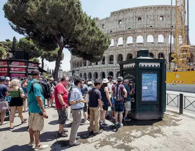  ?? (foto Andrea Panegrossi / LaPresse) ?? In coda Roma, turisti al Colosseo attendono il turno per prendere l’acqua dal distributo­re dell’Acea