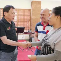  ?? AP ?? Philippine­s President Rodrigo Duterte meets Lorenza delos Santos and Saldy delos Santos, parents of Kian Loyd delos Santos, a 17 year-old student who was killed in an anti-drug crackdown, at Malacanang Palace on Monday in Manila. —