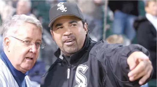  ?? SUN-TIMES ?? Then-White Sox manager Ozzie Guillen points out something to Sun-Times beat writer Joe Goddard in 2006. Goddard worked for the paper for 42 years.