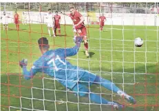  ?? FOTO: HORSTMÜLLE­R ?? Die Vorentsche­idung: Max Wegner verwandelt den Foulelfmet­er zum 2:0 für Fortuna II gegen Bergisch Gladbachs Torhüter Peter Stümer.