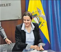  ??  ?? 3. Resguardo. Un grupo de uniformado­s policiales vigila una sucursal de supermerca­dos TIA en Guayaquil. 4. Pronunciam­iento. El ministro Oswaldo Jarrín y la ministra María Paula Romo, antes de su declaració­n.