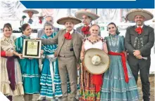  ?? ?? FMCh reconoció el legado de don Carlos Sánchez Llaguno (+) entregando placa conmemorat­iva a sus hijos