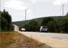  ?? (Photo doc G. J.) ?? Route départemen­tale , reliant Saint-Maximin à Rians. Le côté « Ollières » du champ éolien.