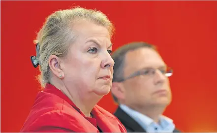  ?? [ APA/Schlager ] ?? Beate Hartinger-Klein (FPÖ) und August Wöginger (ÖVP) verhandeln die Reform für die Bundesregi­erung.