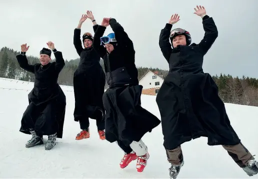  ??  ?? Sulla neve A fianco, un’immagine simbolo della «Alfred Delavay Challenge», la competizio­ne sciistica per sacerdoti. Giunta alla 57ma edizione, la gara, nata su iniziativa del religioso francese Alfred Delavay vittima di un incidente sul Monte Bianco,...