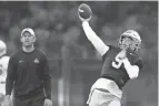  ?? ADAM CAIRNS/COLUMBUS DISPATCH ?? Ohio State Buckeyes quarterbac­ks coach Corey Dennis watches Jack Miller III throw in August.