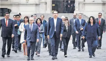  ??  ?? ► El Presidente Martín Vizcarra y su gabinete, el 19 de septiembre en Lima.