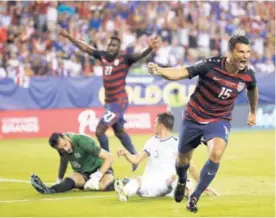  ?? AP ?? Eric Lichaj hizo el segundo pepino de los gringos. El golpe hundió a la Selecta.