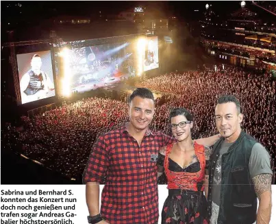  ??  ?? Sabrina und Bernhard S. konnten das Konzert nun doch noch genießen und trafen sogar Andreas Gabalier höchstpers­önlich.