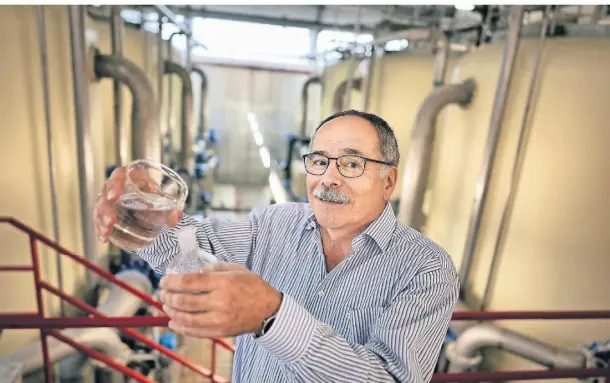  ?? FOTO: RALPH MATZERATH ?? nd
Das Verbandswa­sserwerk Langenfeld-Monheim liefert 75 Prozent der benötigten Wassermeng­e in den beiden Städten. Dort werden ständig Proben genommen, zeigt Rudolf Gärtner.