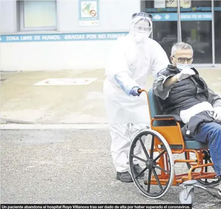  ??  ?? Un paciente abandona el hospital Royo Villanova tras ser dado de alta por haber superado el coronaviru­s.