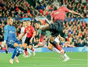  ?? AP ?? Man United’s Romelu Lukaku (right) tries to score past Valencia goalkeeper Norberto Neto (second left) during their Champions League Group ‘H’ match at the Old Trafford Stadium in Manchester, England, on Tuesday. —