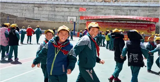  ??  ?? 位于西藏自治区山南市­曲松县拉加日王宫遗址­脚下的曲松县小学的学­生