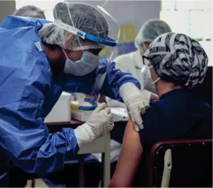  ??  ?? MOMENTO. Trabajador­as de la salud en Cuenca recibieron la primera dosis contra la Covid-19.