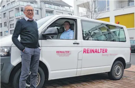  ?? FOTO: CHRISTOPH DIERKING ?? Dieser Rufbus verkehrt ab kommenden Montag, 7. Januar, zwischen Mietingen und Schemmerbe­rg. Achim Reinalter will den ländlichen Raum in Zukunft noch besser anbinden.