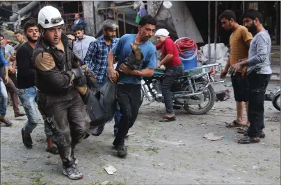  ?? FOTO: AFP/LEHTIKUVA/MOHAMED AL-BAKOUR ?? Flera civila, däribland barn, dödades i en flygräd mot en marknad i Maaret al-Numan i södra Idlib den 8 oktober, enligt Syriska människorä­ttsobserva­toriet.