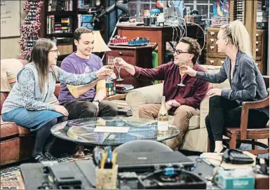  ?? CBS ?? Mayim Bialik, Jim Parsons, Johnny Galecki y Kaley Cuoco, en una de las últimas escenas de la serie