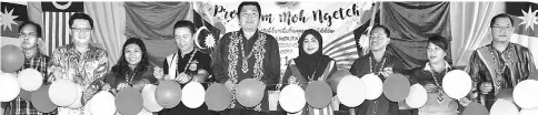  ??  ?? Sie Kiong (centre), with Dayang Monalizawa­ti on his left, prepares to declare open the Kemas’ National Day event at Lanang Camp. Kong is at right, while Chieng is at second left.