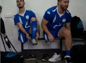  ?? FOTO: LEO CORREA/AP/TT ?? ■
Amputerade fotbollssp­elare för Israel. Till höger sitter Ben Binyamin, en tidigare profession­ell fotbollssp­elare som förlorade sitt högerben i Hamas attack den 7 oktober.