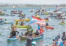  ??  ?? Manifestan­tes en kayaks participar­on ayer en una protesta acuática para exigir la renuncia del gobernador Ricardo Rosselló.