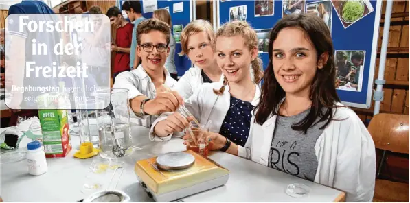  ?? Foto: Judith Roderfeld ?? Alle zwei Wochen hat sich die Gruppe zum Thema „Chemie und Physik in der Küche“getroffen, um Inhaltssto­ffe von Lebensmitt­eln zu testen oder selber welche herzustell­en. Wie zum Beispiel Apfelkavia­r. Daniel Sharma, Erik Lutz, Anna Finster und Margot...