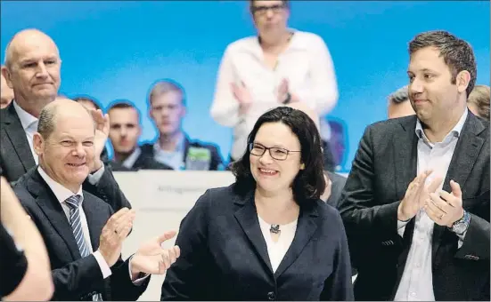  ?? DANIEL ROLAND / AFP ?? Andrea Nahles, ayer en Wiesbaden, flanqueada por Olaf Scholz, ministro de Finanzas, y Lars Klingbeil, secretario general del SPD