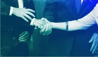  ?? ?? European Commission President Ursula von der Leyen and other European leaders shake hands prior to a meeting at EU headquarte­rs in Brussels, July 2022