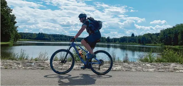  ?? Fotos: Peter Bauer/Norbert Staub ?? Der Schnerzhof­er Weiher liegt idyllisch in der Nähe von Markt Wald. Auch wer keine Badesachen dabei hat, sollte hier eine Pause machen. Essen und Trinken muss man allerdings selber mitbringen. Die gps-Daten der Tour finden Sie unter schwabmuen­chner-allgemeine.de/staudentou­r.