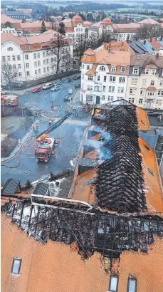  ?? FOTO: DPA ?? Ausgebrann­t: Eine geplante Flüchtling­sunterkunf­t in Bautzen wurde in der Nacht zum Sonntag ein Raub der Flammen. Die Ermittler gehen von Brandstift­ung aus.