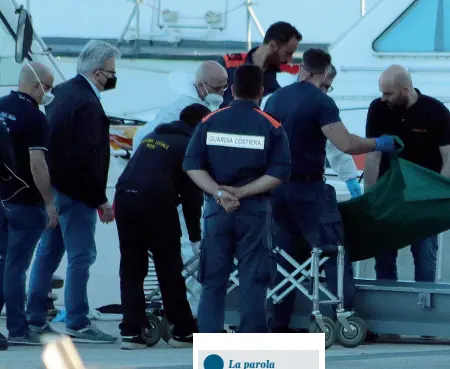  ?? ?? In porto a Bari La salma di una delle vittime raccolte nelle acque croate