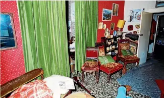  ??  ?? Police allege David Bain hid behind the green curtains to shoot his father.