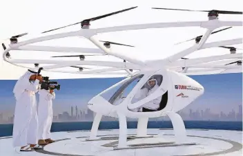  ?? FOTO: RTR ?? Dubais Kronprinz, Hamdan bin Mohammed bin Rashid Al Maktoum, sitzt schon mal im Volocopter Probe. Die Drohne aus dem baden-württember­gischen Bruchsal absolviert einen ersten Testflug in dem Emirat.