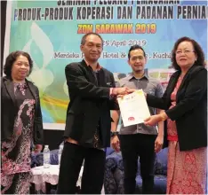  ??  ?? Basuini (second left) presents a certificat­e of participat­ion to Catherine Nain representi­ng Song Cooperativ­e while Julia (left) and Zaki look on.