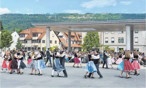  ?? ARCHIVFOTO: GLÜCKLER ?? Den Banater Schwaben – hier bei einem Marktplatz­fest in Spaichinge­n – dürfte ihre deutsche Identität bei der Integratio­n in die neue Heimat Deutschlan­d geholfen haben.