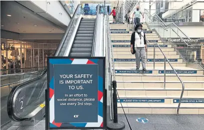  ?? RENÉ JOHNSTON TORONTO STAR ?? Masks are not mandatory in any of the major Toronto and Peel region malls — including Eaton Centre, Yorkdale and Dufferin Mall.