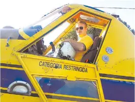  ??  ?? En su “chiche”. Elio tenía curiosidad por volar en aerolíneas , pero eligió el campo.