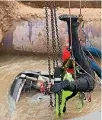  ??  ?? A rescue worker is lowered into the San Antonio sinkhole.