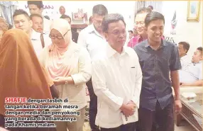  ??  ?? SHAFIE dengan tasbih di tangan ketika beramah mesra dengan media dan penyokong yang berada di kediamanny­a pada Khamis malam.