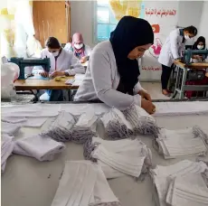  ??  ?? Des élèves en couture de l’Union nationale des femmes tunisienne­s fabriquent des couvre-visages, en avril 2020.