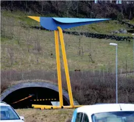  ??  ?? Klepp: Denne fem meter høy og seks meter lange fuglen landet midt i rund-kjøringen foran Jaerens eneste tunnel.