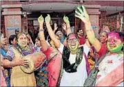  ?? PTI ?? Women celebrate the Bihar government’s decision to ban the sale of liquor in the state on Tuesday.